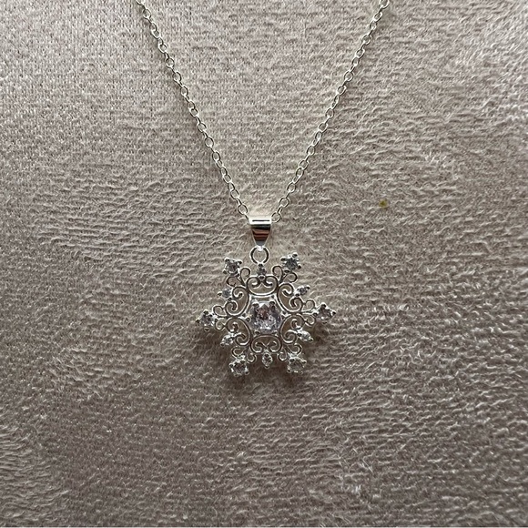 Jewelry - Snowflake Pendant Necklace